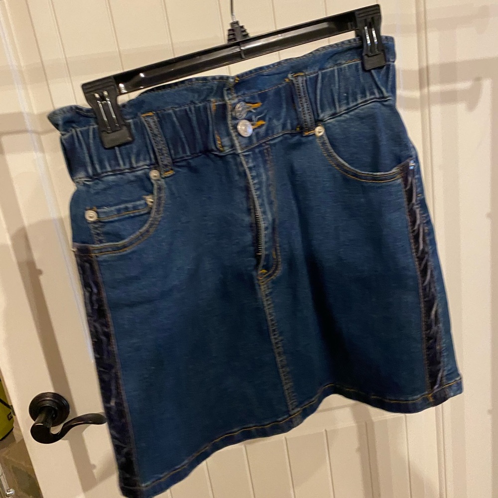 Denim skirt with velvet detail